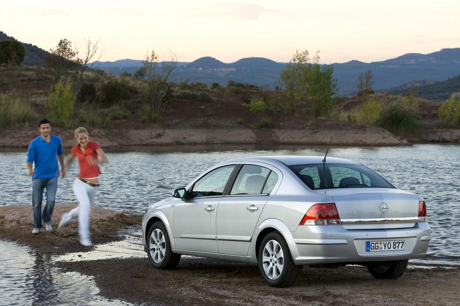  Opel Astra Sedan 2005 года  (фото 17 из 38)